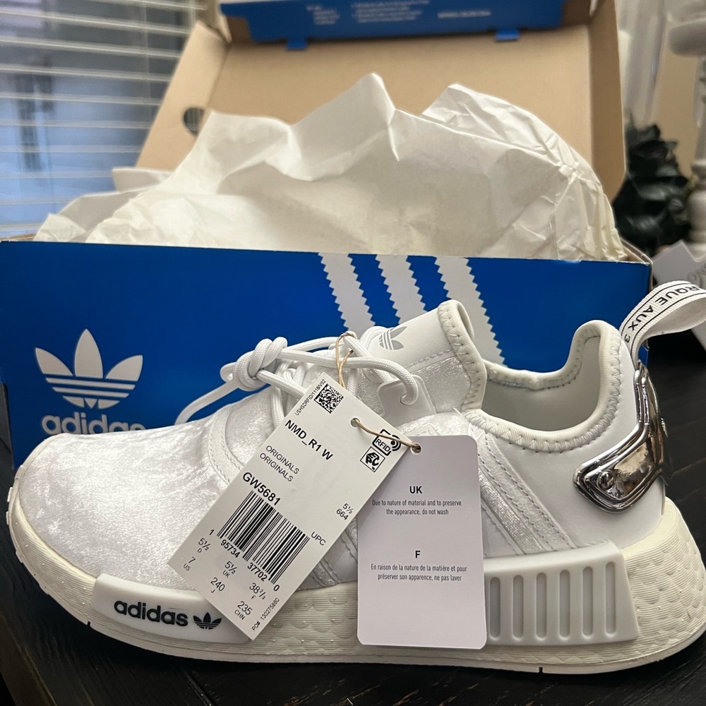 NEW Adidas NMD R1 Women’s Velour Crystal White & Silver Chrome Sz 7 - Picture 2 of 13